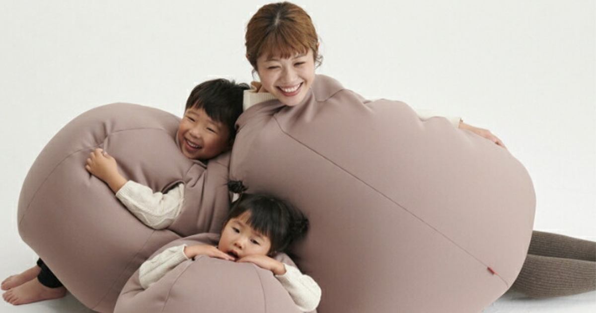 人をダメにするクッションの進化系！バズった「着るビーズクッション