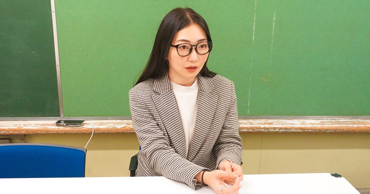 外資系CA辞め年収300万ダウンも、35歳で吉本芸人になった理由。難病ALSと白血病で両親を亡くす。
